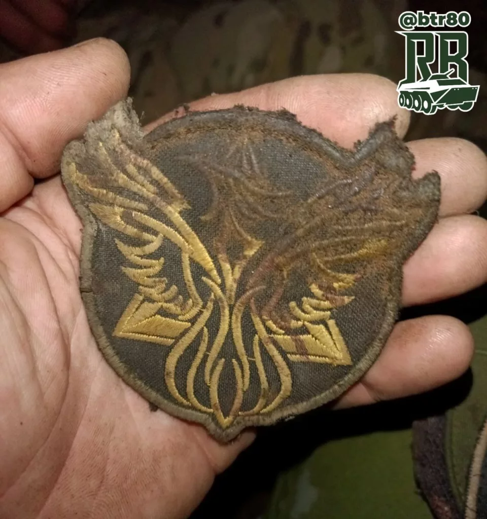 Бойцы группировки "Центр" показали добитые в боях шевроны врага