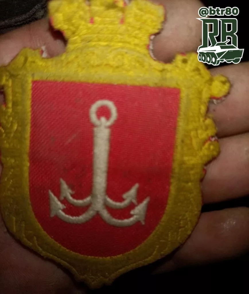 Бойцы группировки "Центр" показали добитые в боях шевроны врага