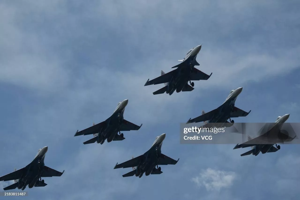 Пилотажная группа «Русские витязи» (1 Су-30СМ и 5 Су-35С) в преддверии AirShow China 2024 в Чжухае