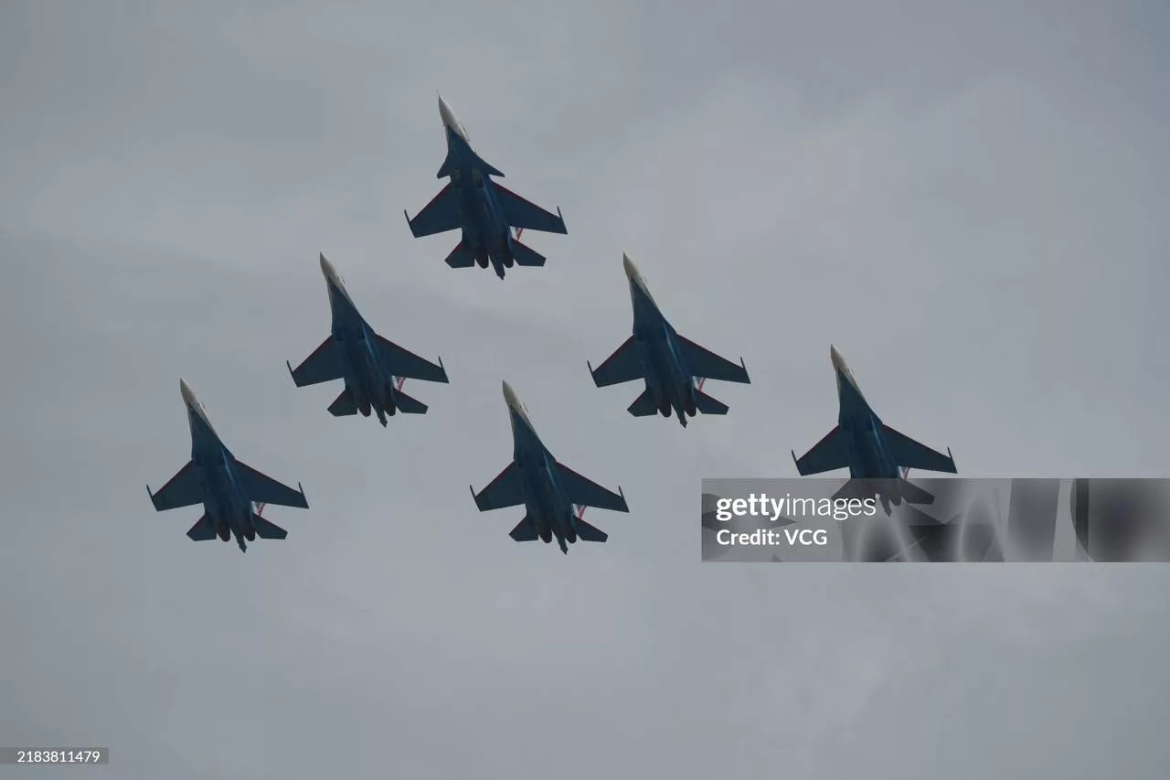 Пилотажная группа «Русские витязи» (1 Су-30СМ и 5 Су-35С) в преддверии AirShow China 2024 в Чжухае