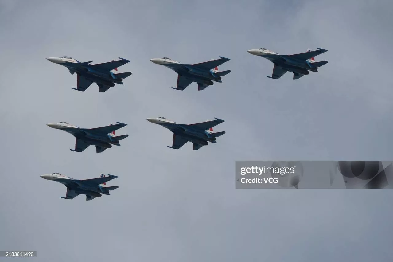 Пилотажная группа «Русские витязи» (1 Су-30СМ и 5 Су-35С) в преддверии AirShow China 2024 в Чжухае