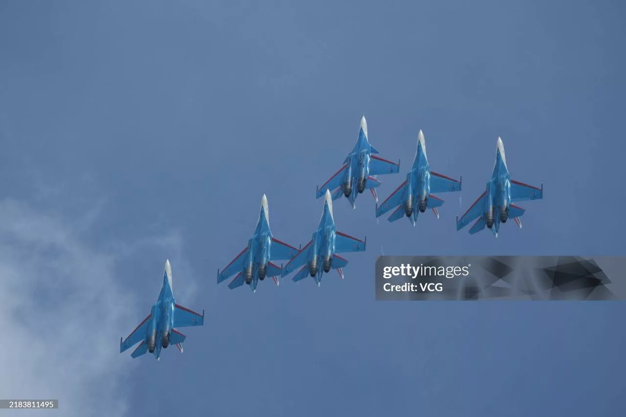 Пилотажная группа «Русские витязи» (1 Су-30СМ и 5 Су-35С) в преддверии AirShow China 2024 в Чжухае