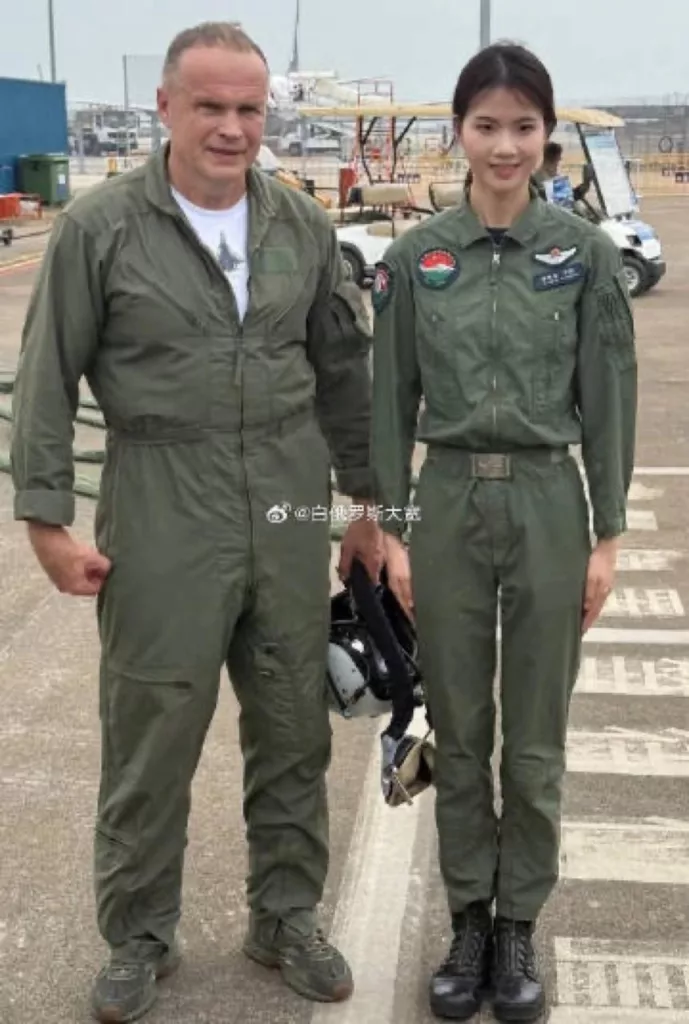 Российский пилот истребителя Су-57 и китайский пилот вертолета Z-20 на выставке в Китае