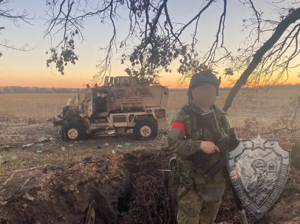 Воины Севера продолжают фотосессии на фоне уничтоженной НАТОвской техники в Курской области