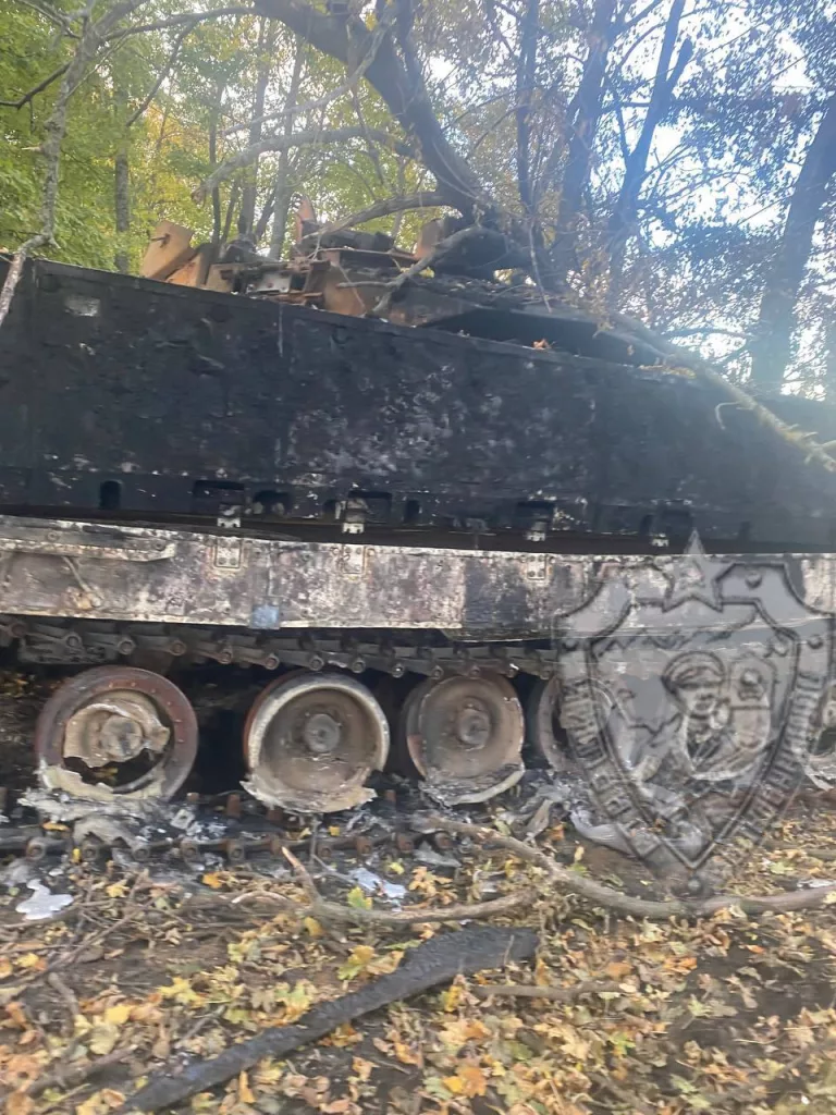 Воины Севера продолжают фотосессии на фоне уничтоженной НАТОвской техники в Курской области