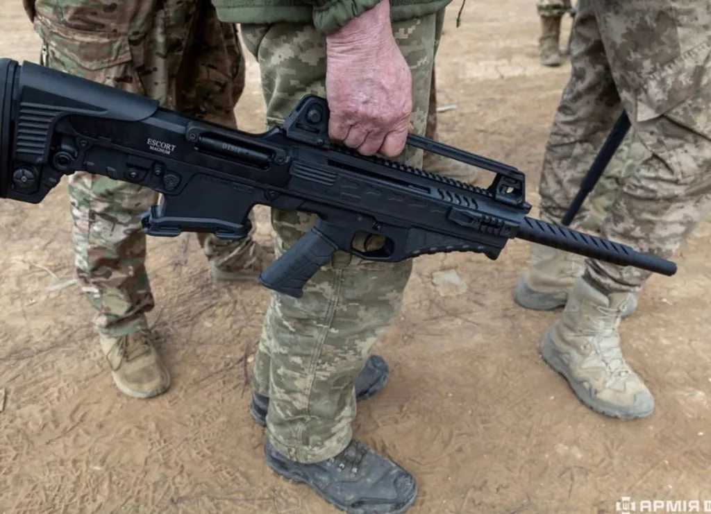 На Украине замечены гладкоствольные полуавтоматические ружья турецкого производства по схеме буллпап HATSAN  Escort BTS 12 калибра 12х76, используемые для борьбы с БЛА