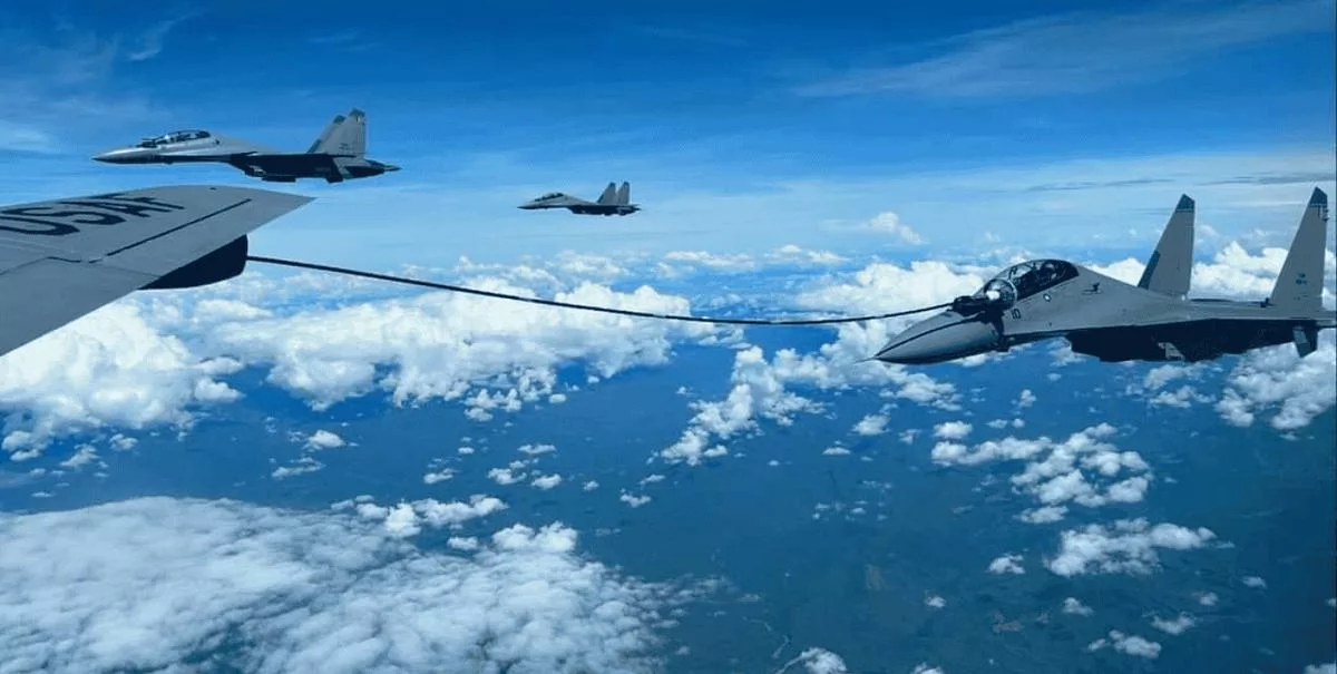 Кадры дозаправки в воздухе топливозаправщиком Boeing KC-135 «Stratotanker»