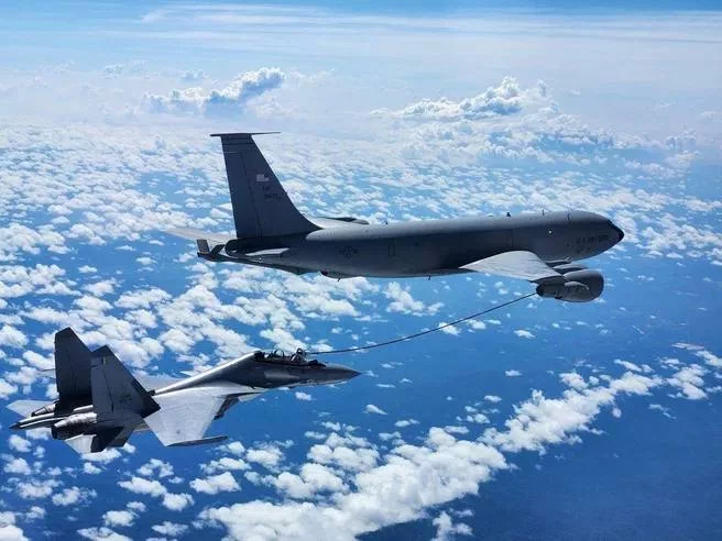 Кадры дозаправки в воздухе топливозаправщиком Boeing KC-135 «Stratotanker»