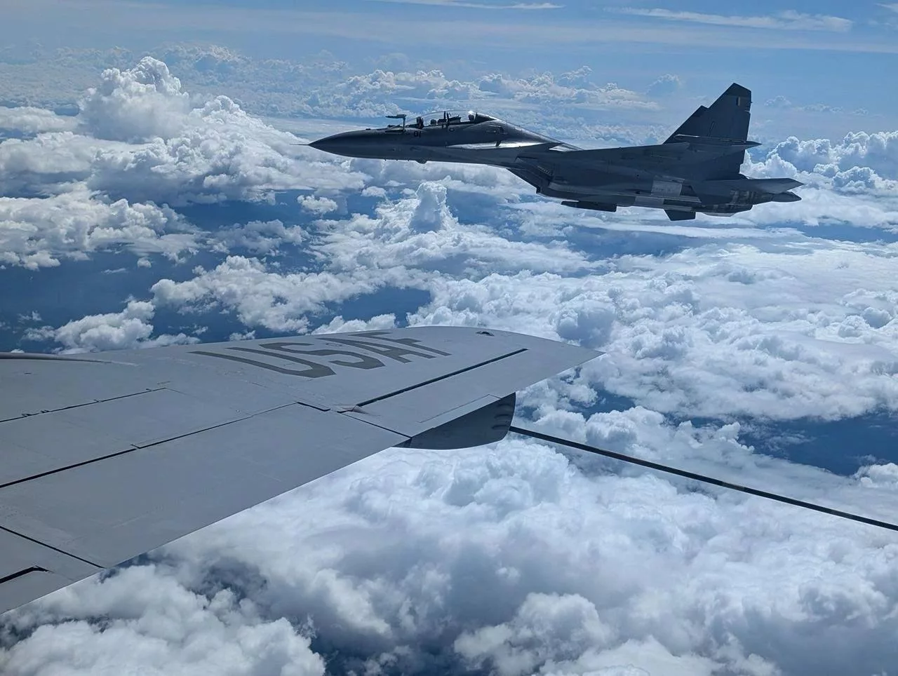 Кадры дозаправки в воздухе топливозаправщиком Boeing KC-135 «Stratotanker»