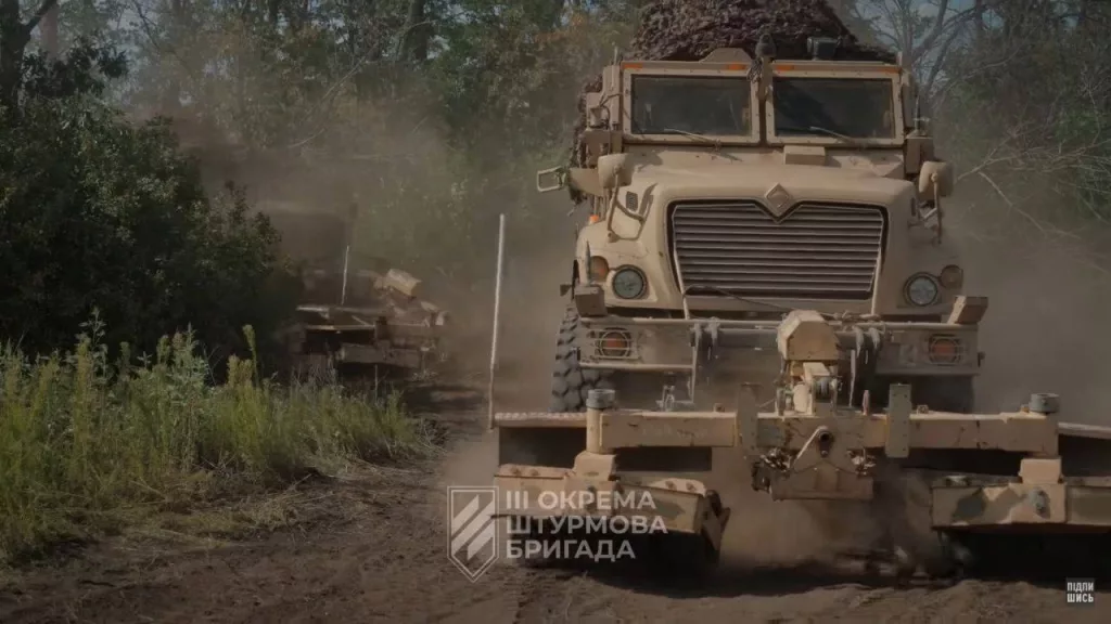Бронеавтомобиль International MaxxPro с минным тралом Spark II Mine Roller на вооружении 3-й ОШБр ВСУ