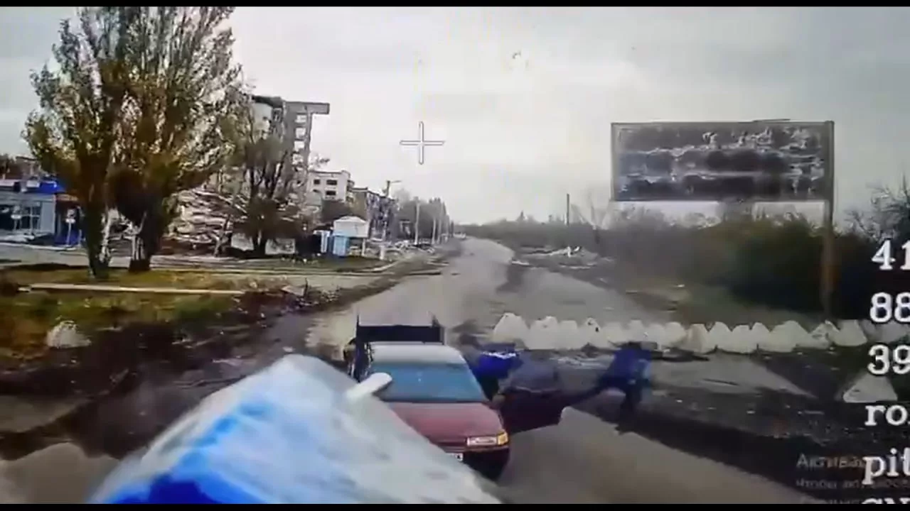 Еще один неочевидный плюс высокого качества и стабильности картинки с дронов, наводимых по оптоволоконному кабелю, это возможность с высокой достоверностью отличать гражданский транспорт от военного перед атакой