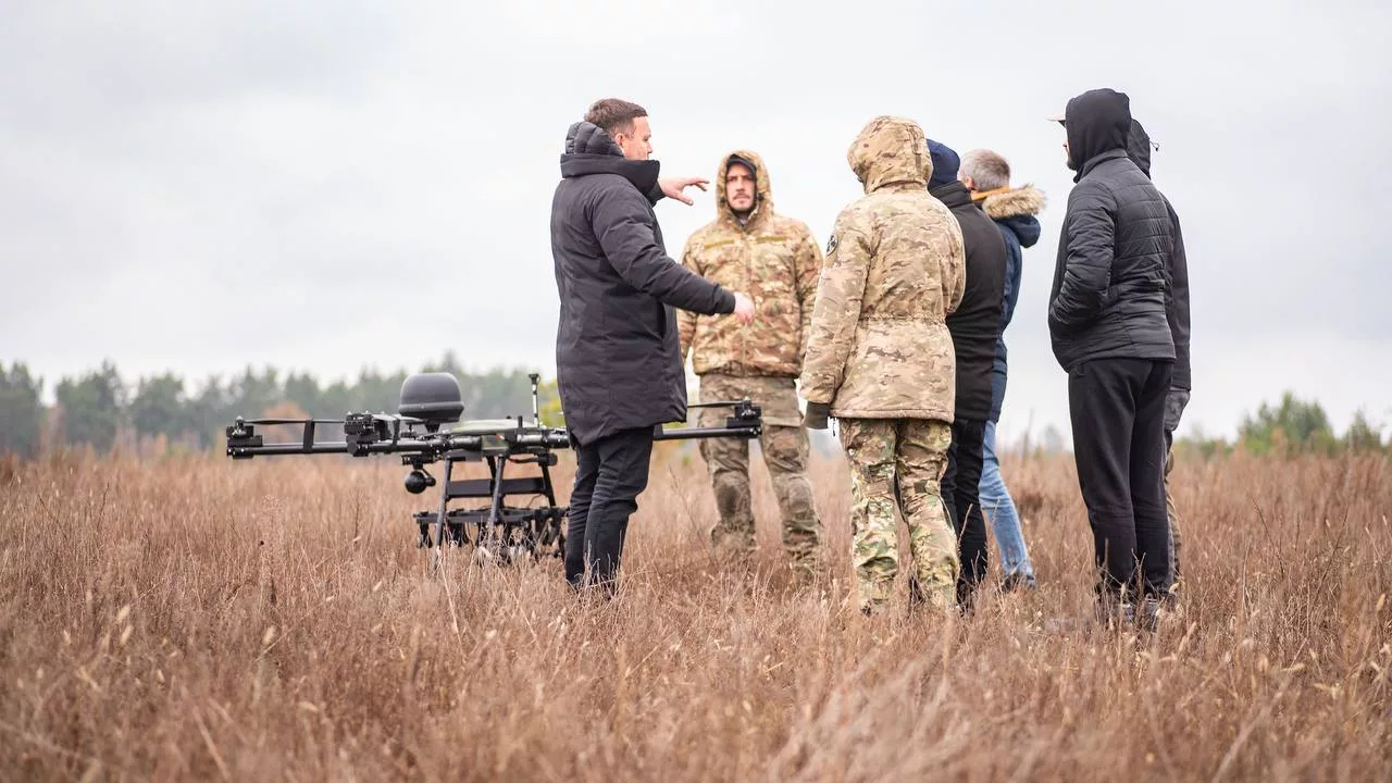 Кадры испытаний различных украинских FPV-дронов с наведением по оптоволоконному кабелю