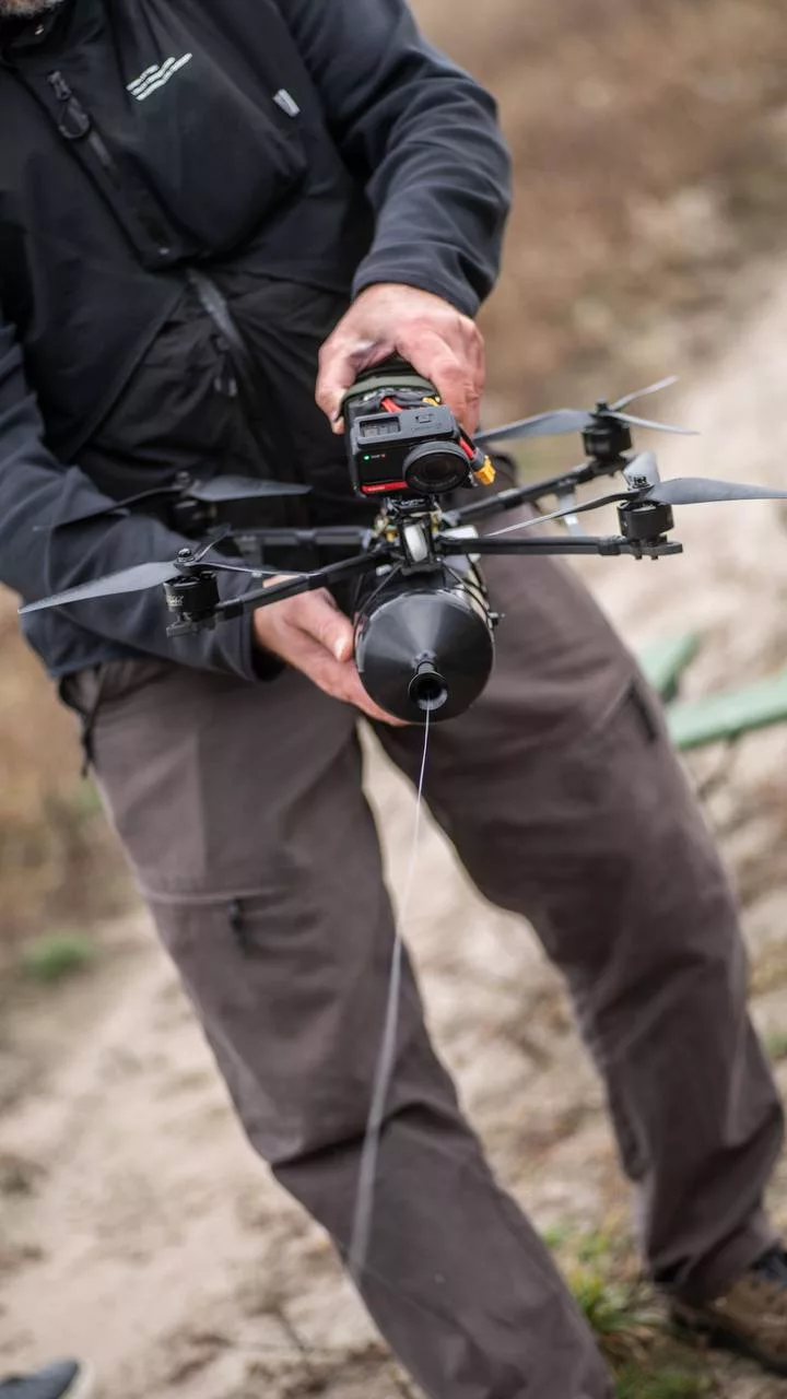 Кадры испытаний различных украинских FPV-дронов с наведением по оптоволоконному кабелю