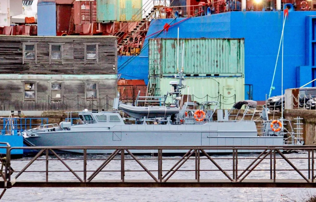 Засветился новый вариант десантного катера БК-16 проекта 02510, с бортовой моторной лодкой
