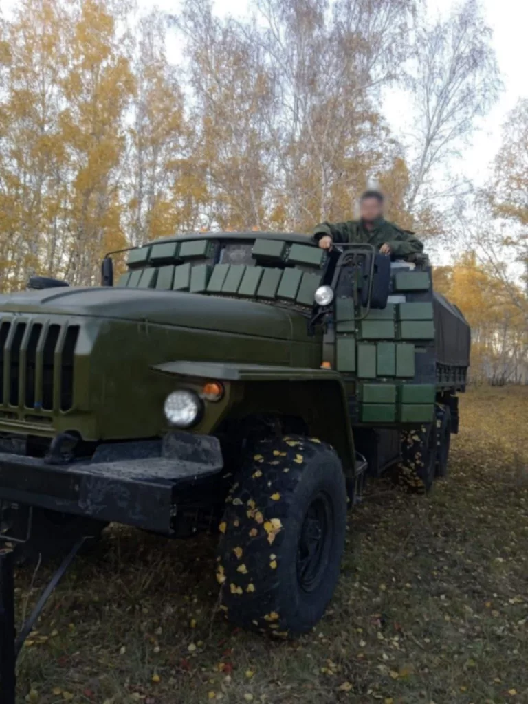 "Урал" с установленными коробками ДЗ "Контакт-1", обычно заполняемыми в такой ситуации вместо взрывчатки песком и землей