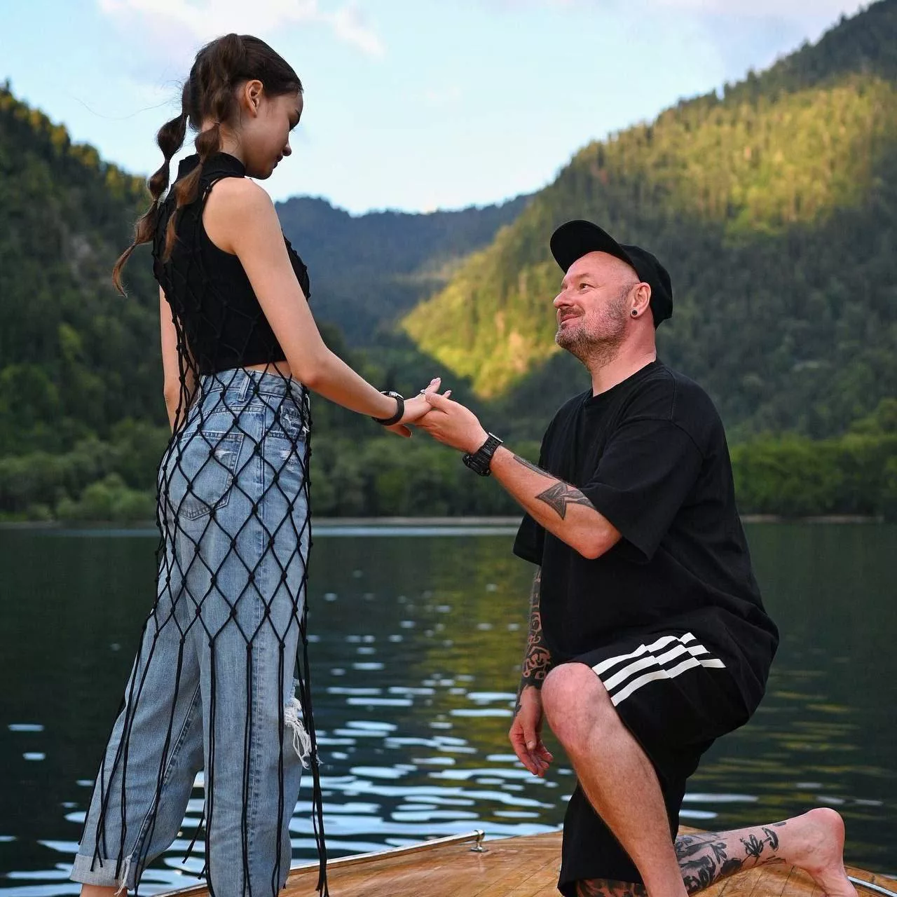 49-летний режиссер сделал предложение 17-летней актрисе