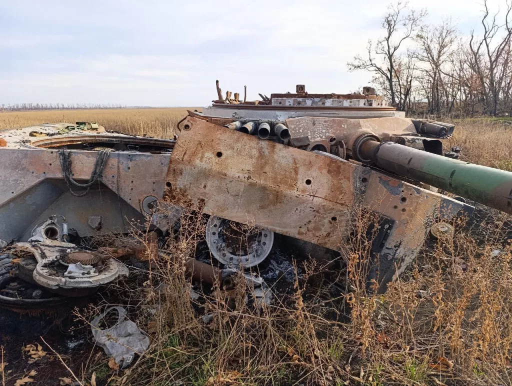 Уничтоженные в районе н.п. Новомайорское на Южно-Донецком направлении колёсный танк AMX-10RCR французского производства и бронеавтомобиль Oshkosh M-ATV американского производства, стоявшие на вооружении украинских формирований