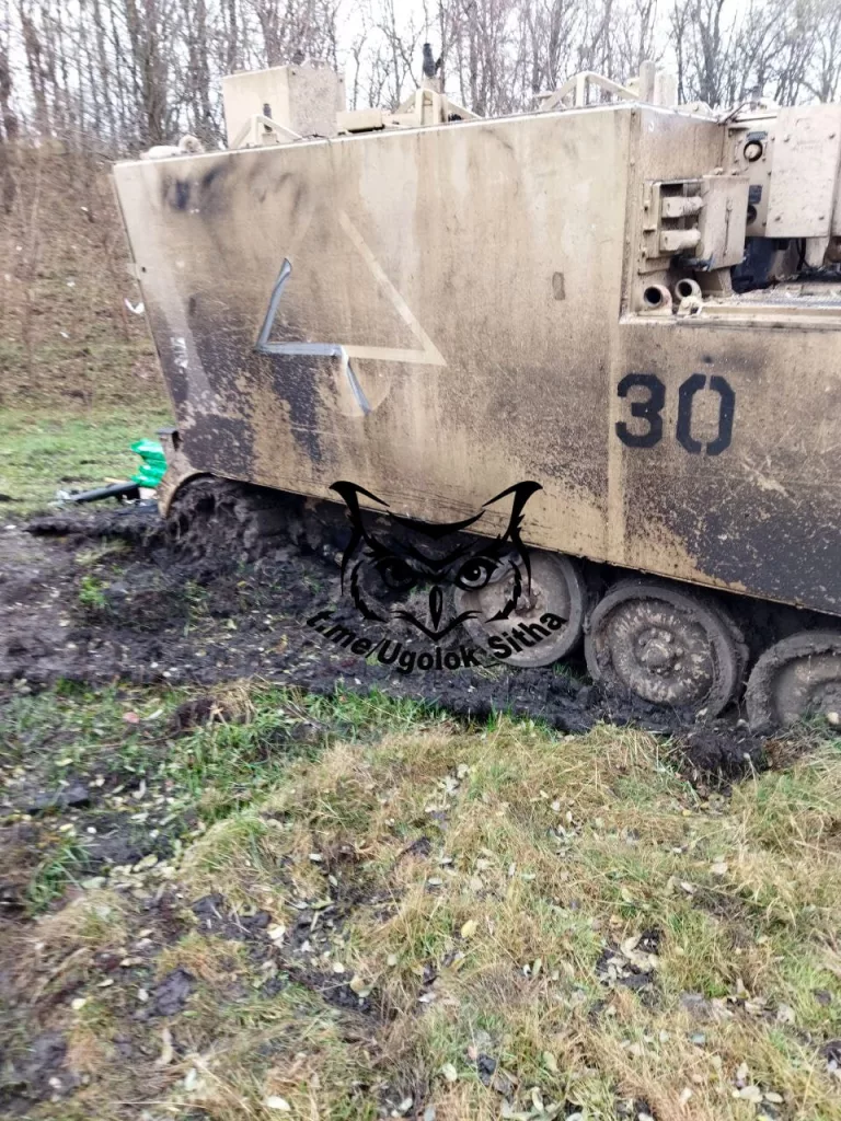 Курская область. Подбитая американская командно-штабная машина М577