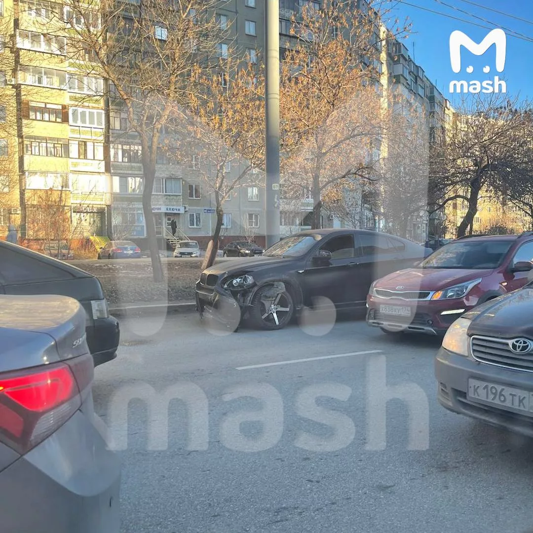 За рулём BMW X6, который влетел в толпу людей в Челябинске, находился 47-летний Алексей К. Предварительно, он был пьян