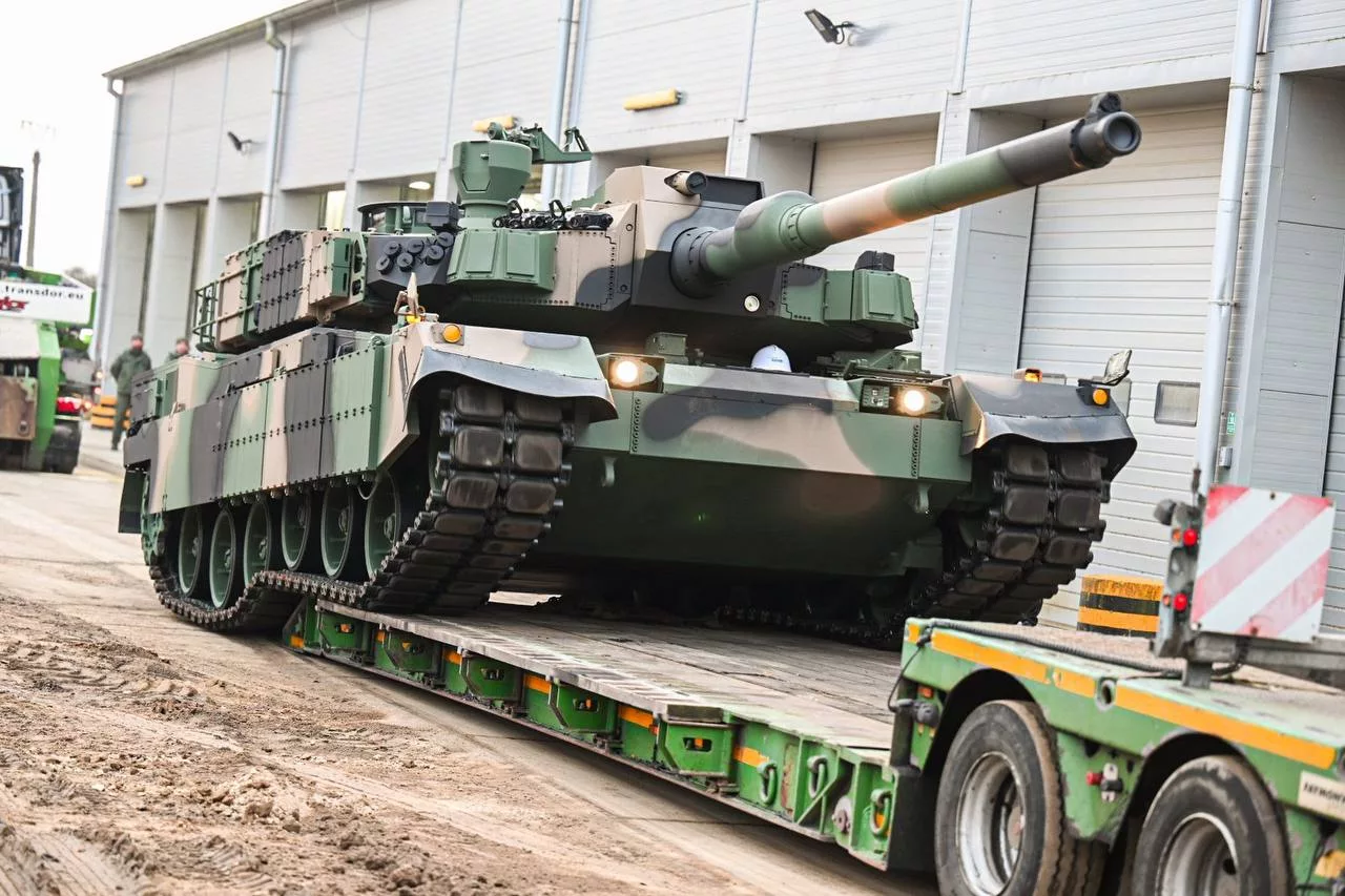 14 ноября 2024 года в польский порт Гдыня из Южной Кореи доставлена очередная партия танков K2 Black Pant для 9-ой бронекавалерийской бригады ВС Польши, которые заменят в ней танки Т-72