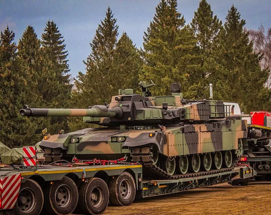 14 ноября 2024 года в польский порт Гдыня из Южной Кореи доставлена очередная партия танков K2 Black Pant для 9-ой бронекавалерийской бригады ВС Польши, которые заменят в ней танки Т-72