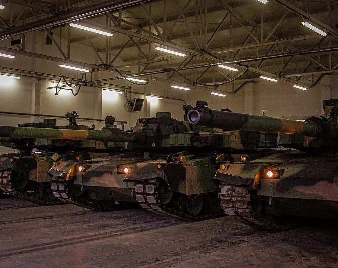 14 ноября 2024 года в польский порт Гдыня из Южной Кореи доставлена очередная партия танков K2 Black Pant для 9-ой бронекавалерийской бригады ВС Польши, которые заменят в ней танки Т-72