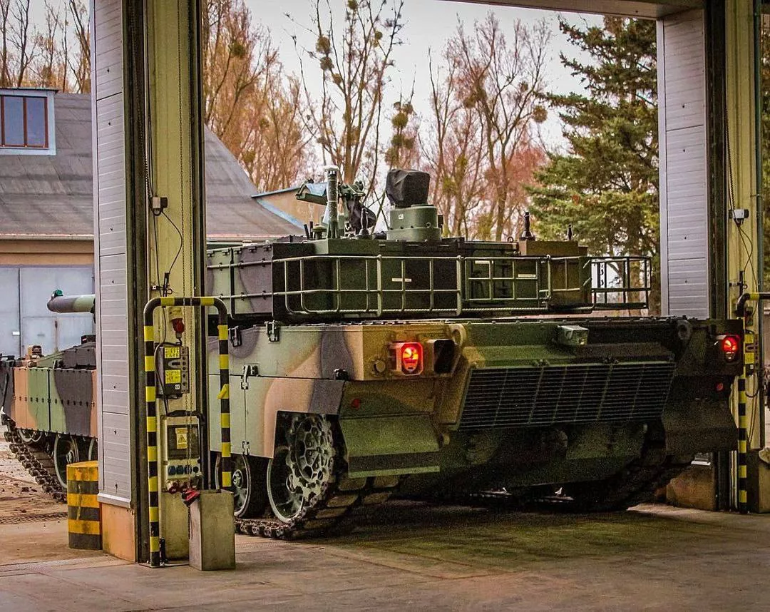 14 ноября 2024 года в польский порт Гдыня из Южной Кореи доставлена очередная партия танков K2 Black Pant для 9-ой бронекавалерийской бригады ВС Польши, которые заменят в ней танки Т-72