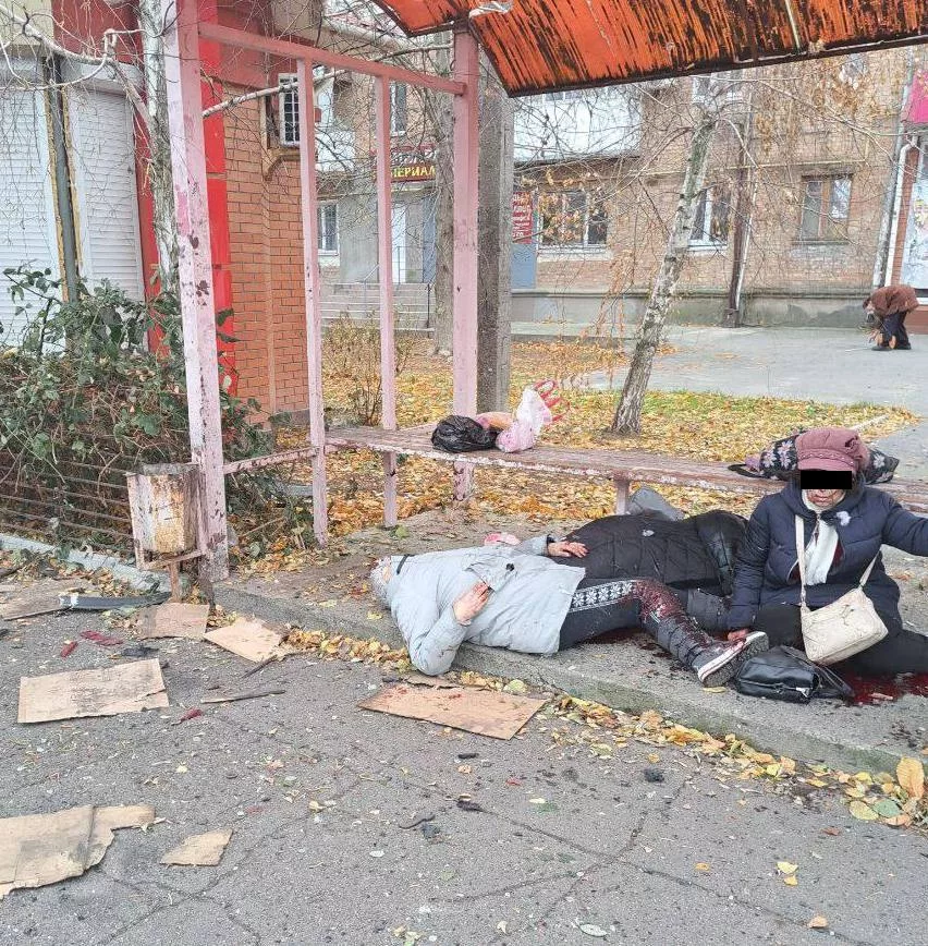 Кровавая атака Новой Каховки: ВСУ обстреляли автобус, убив 4 человек и ранив 13, затем ударили по машинам служб, прибывшим на помощь раненым