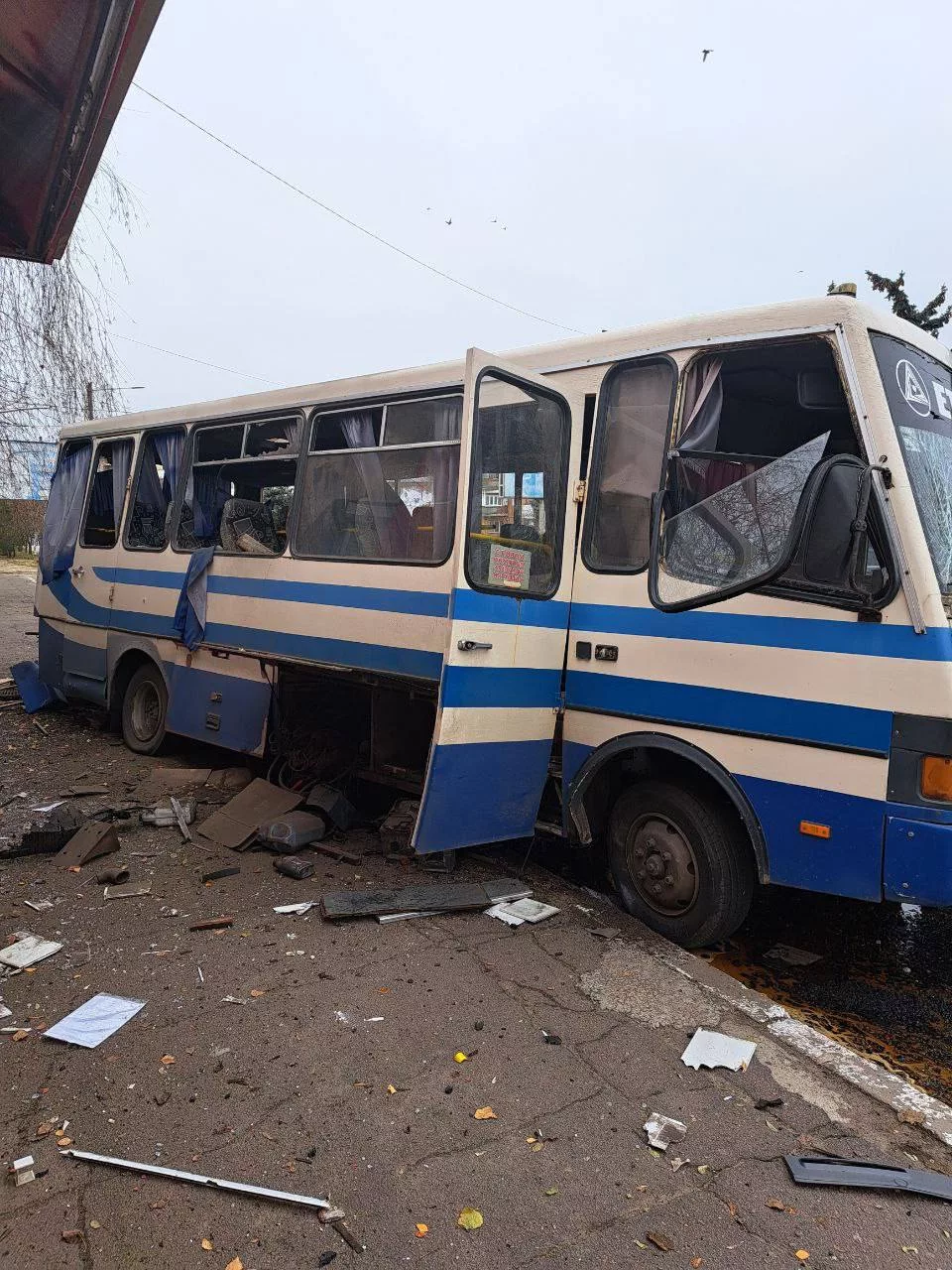 Кровавая атака Новой Каховки: ВСУ обстреляли автобус, убив 4 человек и ранив 13, затем ударили по машинам служб, прибывшим на помощь раненым