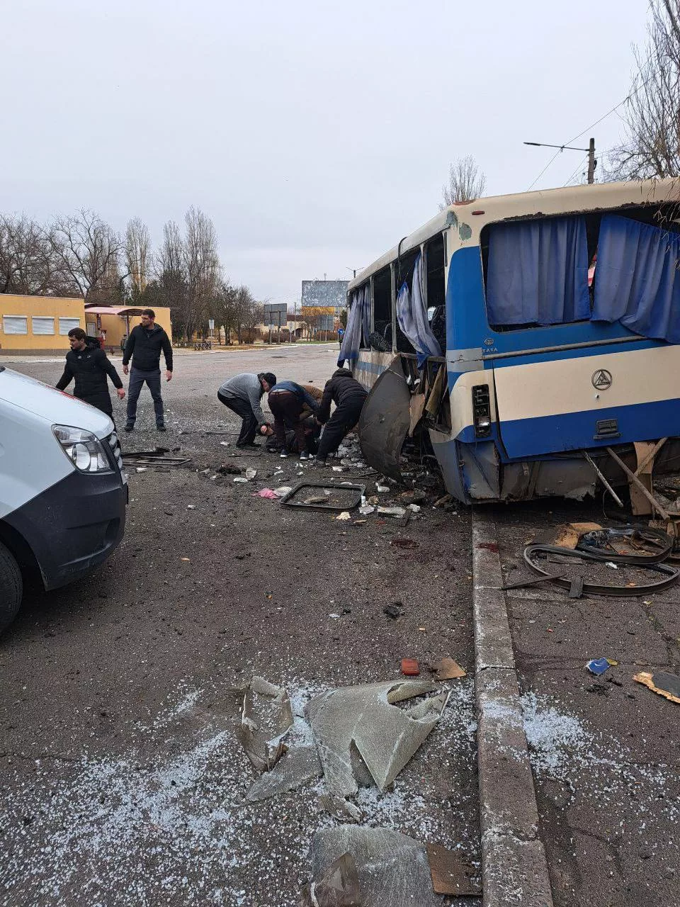 Кровавая атака Новой Каховки: ВСУ обстреляли автобус, убив 4 человек и ранив 13, затем ударили по машинам служб, прибывшим на помощь раненым