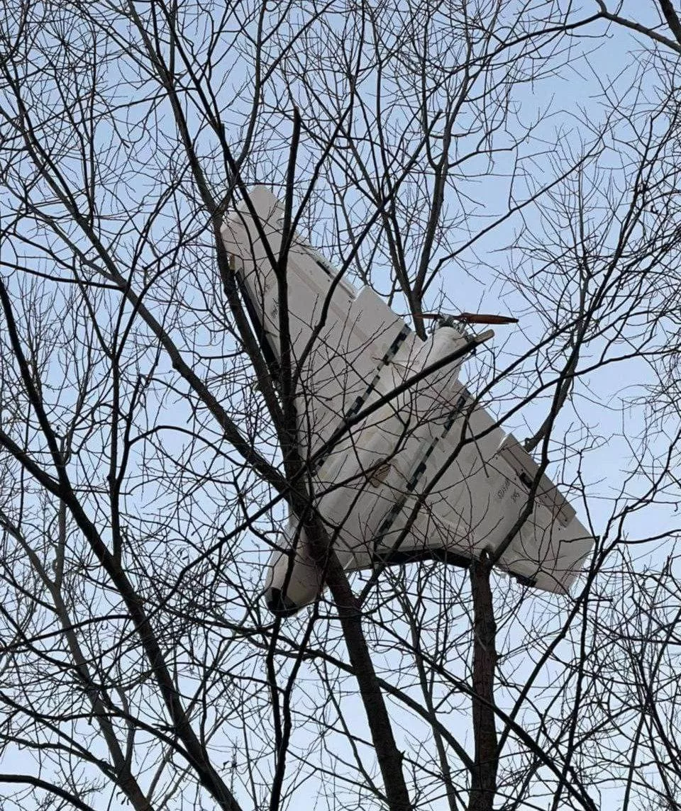 Падение обломков, предположительно, зенитной ракеты после прилёта в Сумах и застрявший на дереве дрон-приманка «Гербера»