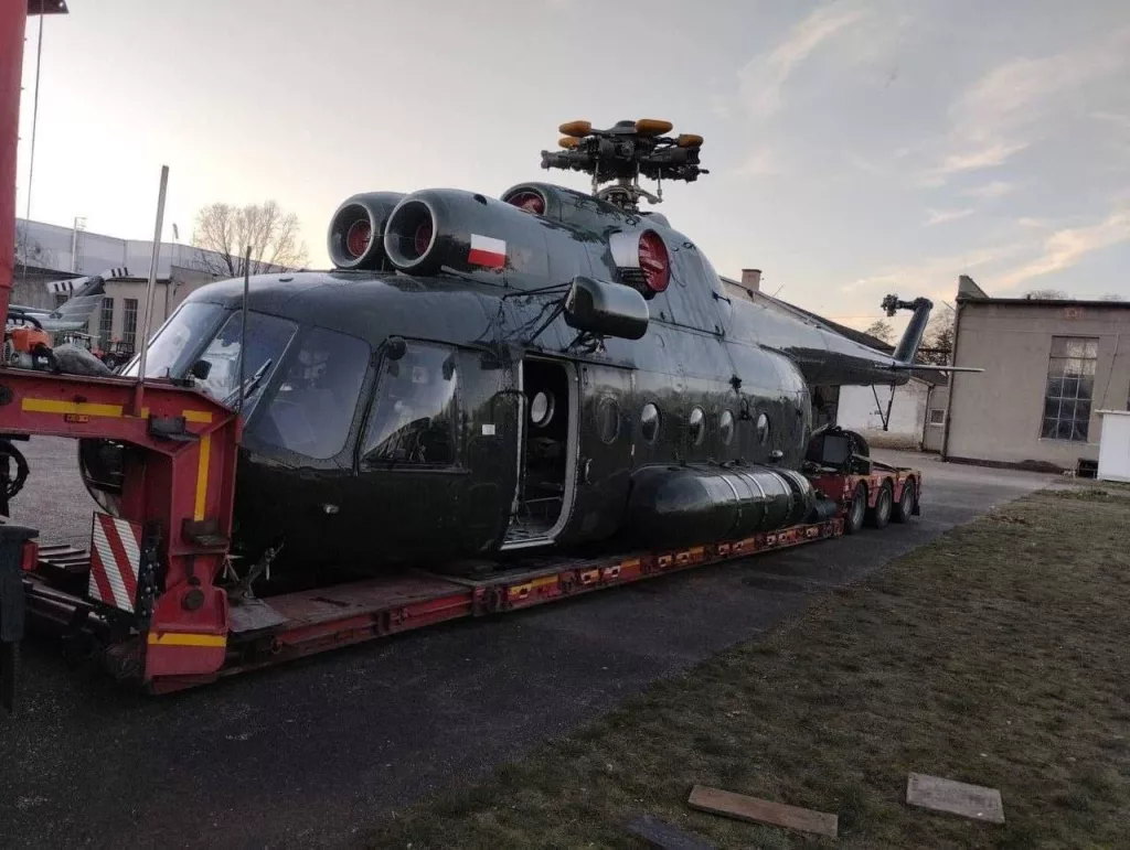 Сообщают, что Польша передала Украине два старых вертолета Ми-8Т и один вертолет Bell 412HP из состава авиации МВД