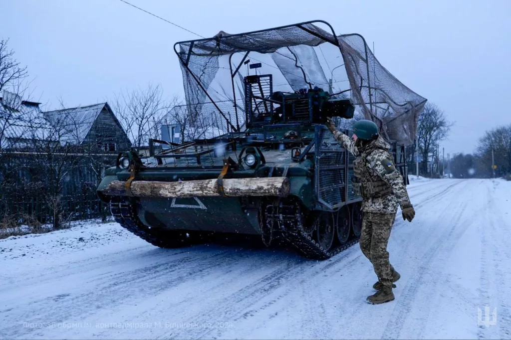 Пока ещё целая немецкая  БМП Marder 1A3 ВСУ в Курском приграничье, оснащена стандартным козырьками типа «ракушка», Курское приграничье