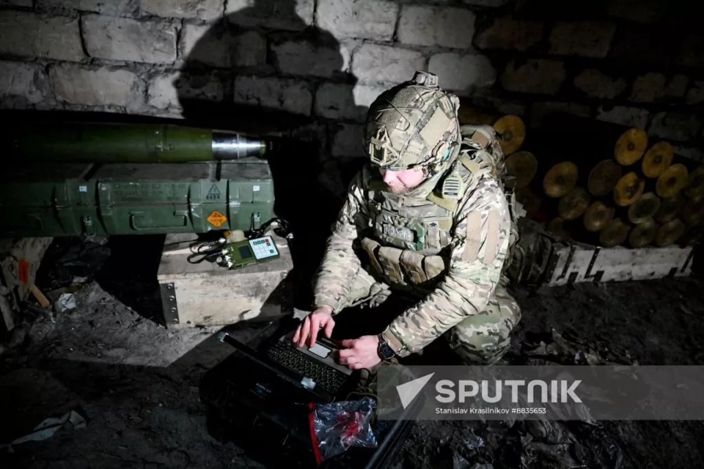 Еще кадры с модернизированным российским корректируемым 152-мм осколочно-фугасным снарядом 3ОФ95 «Краснополь-М», применяемым на линии фронта