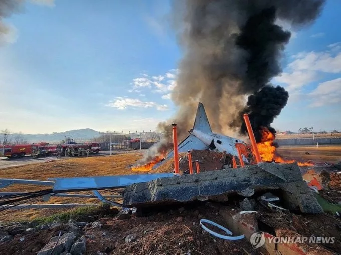 Страшные кадры: пассажирский Boeing 737 разбился при посадке в аэропорту Муан, погибли 179 человек