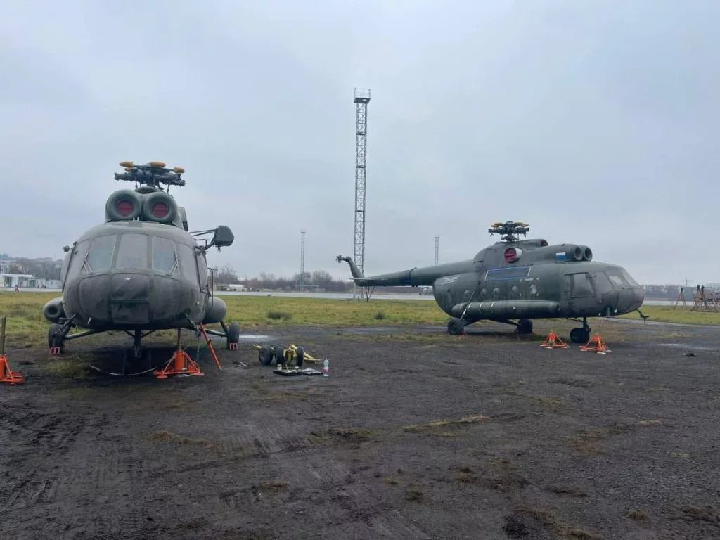 Сообщают, что Польша передала Украине два старых вертолета Ми-8Т и один вертолет Bell 412HP из состава авиации МВД