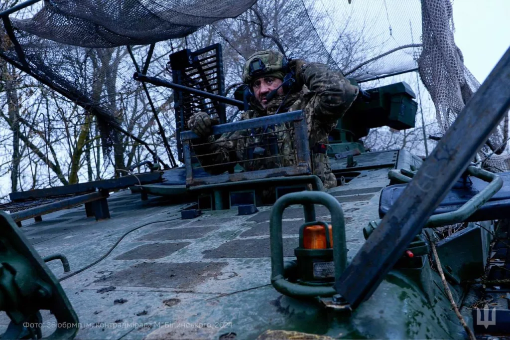 Пока ещё целая немецкая  БМП Marder 1A3 ВСУ в Курском приграничье, оснащена стандартным козырьками типа «ракушка», Курское приграничье