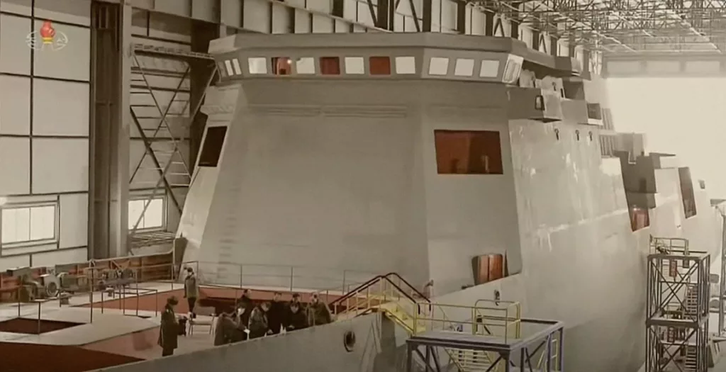 Первые фото строительства новейшего северокорейского фрегата для ВМС КНДР