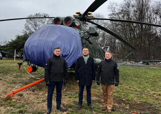 Сообщают, что Польша передала Украине два старых вертолета Ми-8Т и один вертолет Bell 412HP из состава авиации МВД