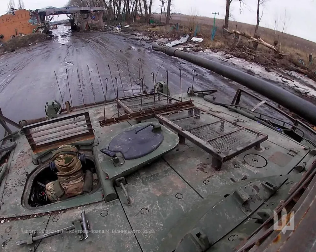 Пока ещё целая немецкая  БМП Marder 1A3 ВСУ в Курском приграничье, оснащена стандартным козырьками типа «ракушка», Курское приграничье