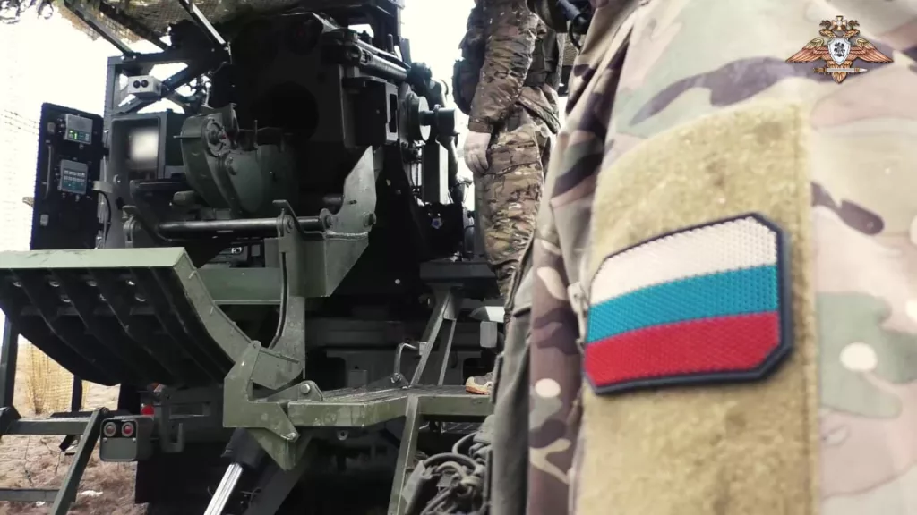 Свежие опубликованные видео и изображения "Мальвы" со 152-мм боеприпасами позволяющими вести огонь на 50 км производят очень странное впечатление