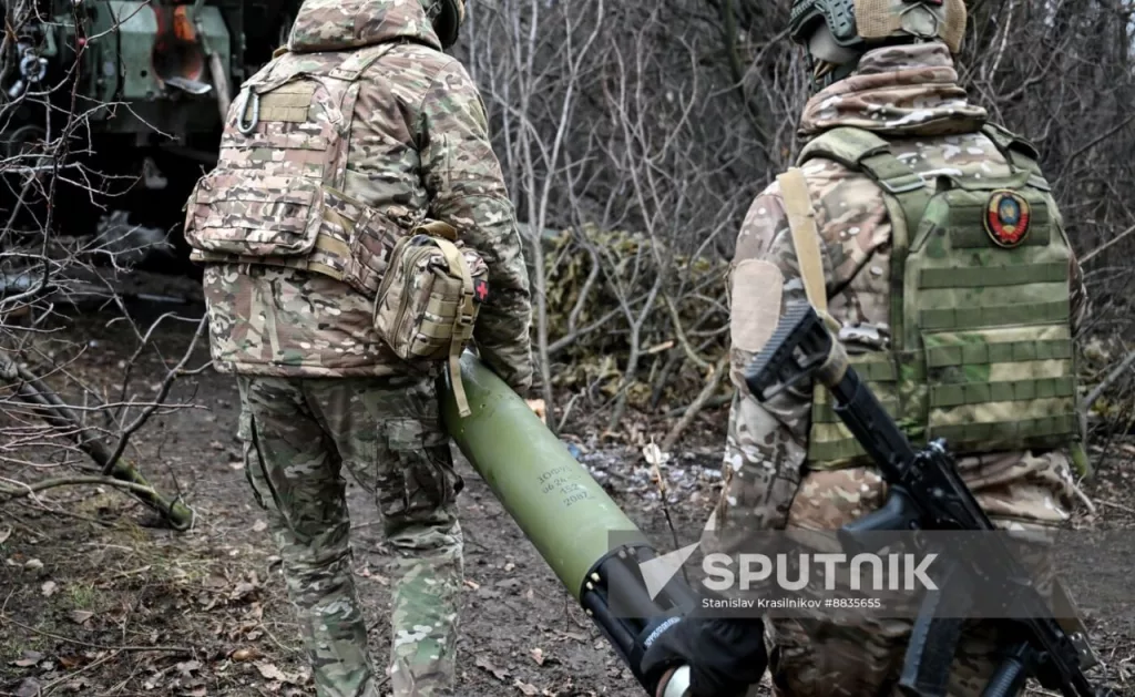Еще кадры с модернизированным российским корректируемым 152-мм осколочно-фугасным снарядом 3ОФ95 «Краснополь-М», применяемым на линии фронта