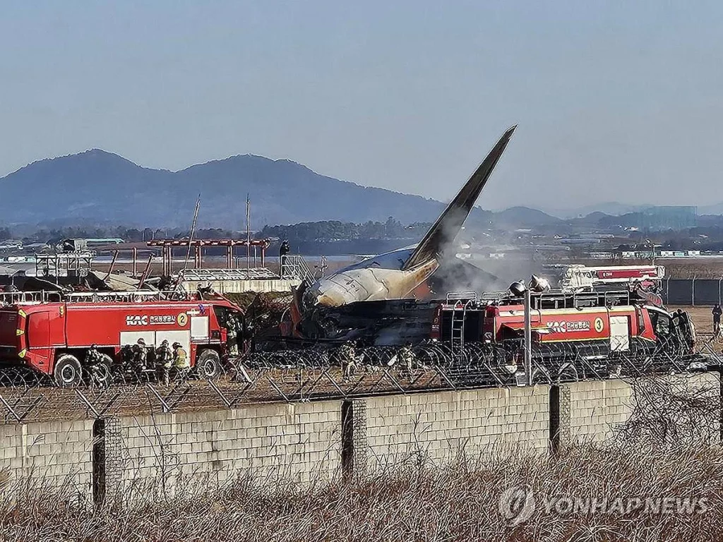 Страшные кадры: пассажирский Boeing 737 разбился при посадке в аэропорту Муан, погибли 179 человек