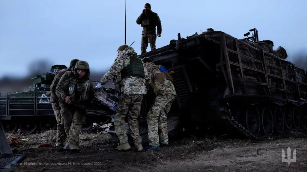 Пока ещё целая немецкая  БМП Marder 1A3 ВСУ в Курском приграничье, оснащена стандартным козырьками типа «ракушка», Курское приграничье