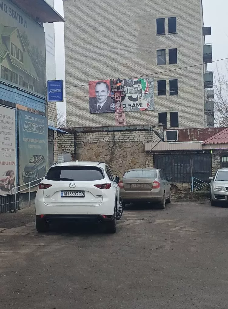 "В тебе пульсирует кровь героев": оккупированный Славянск обклеили портретами Бандеры