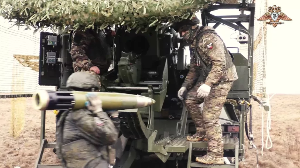 Свежие опубликованные видео и изображения "Мальвы" со 152-мм боеприпасами позволяющими вести огонь на 50 км производят очень странное впечатление