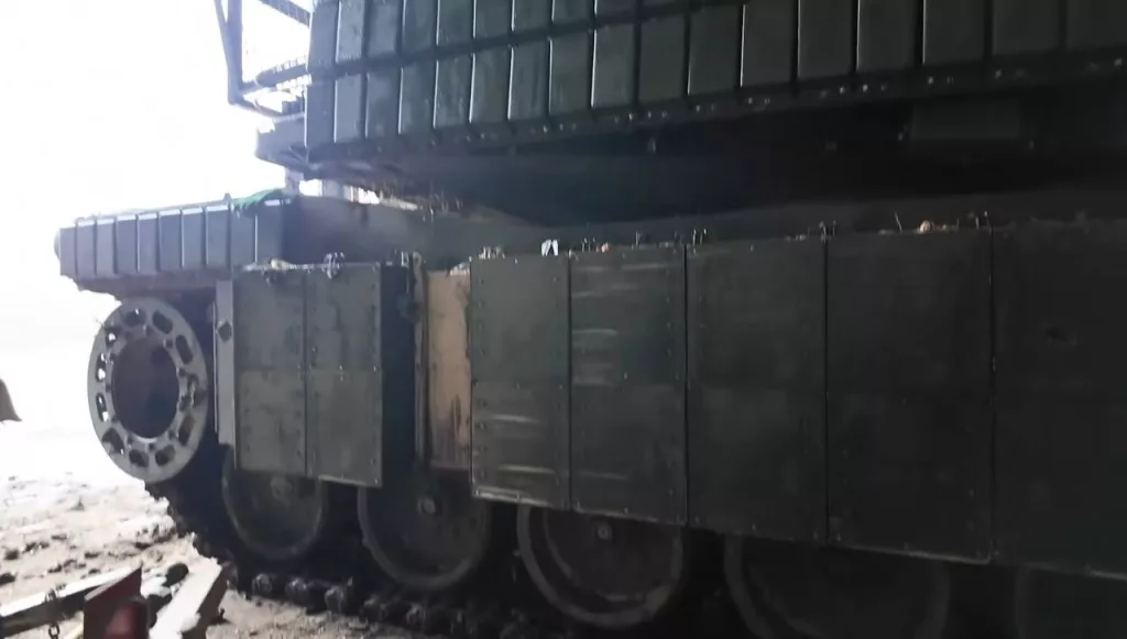 Танк M1A1SA Abrams с блоками ДЗ «Контакт-1», проходящий ремонтно-восстановительные работы, БМП M2A2 Bradley ODS-SA и БТР M1126 Stryker ВСУ в Курском приграничье