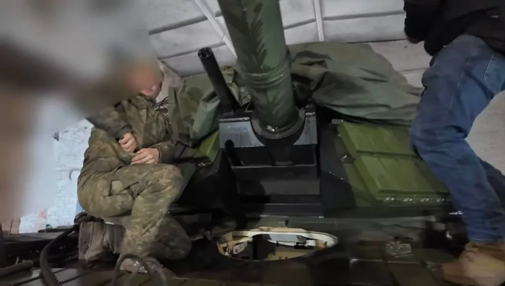 Танк M1A1SA Abrams с блоками ДЗ «Контакт-1», проходящий ремонтно-восстановительные работы, БМП M2A2 Bradley ODS-SA и БТР M1126 Stryker ВСУ в Курском приграничье