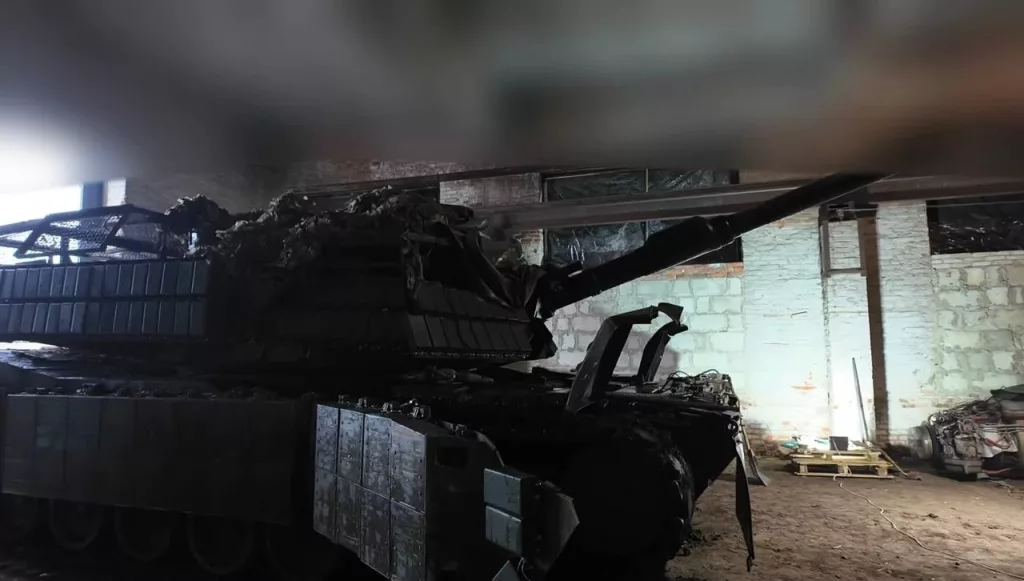 Танк M1A1SA Abrams с блоками ДЗ «Контакт-1», проходящий ремонтно-восстановительные работы, БМП M2A2 Bradley ODS-SA и БТР M1126 Stryker ВСУ в Курском приграничье