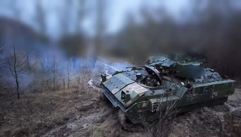 Танк M1A1SA Abrams с блоками ДЗ «Контакт-1», проходящий ремонтно-восстановительные работы, БМП M2A2 Bradley ODS-SA и БТР M1126 Stryker ВСУ в Курском приграничье